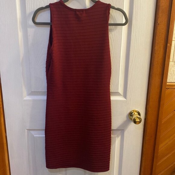 ARAN’S DEN MAROON DRESS - Picture 2 of 4